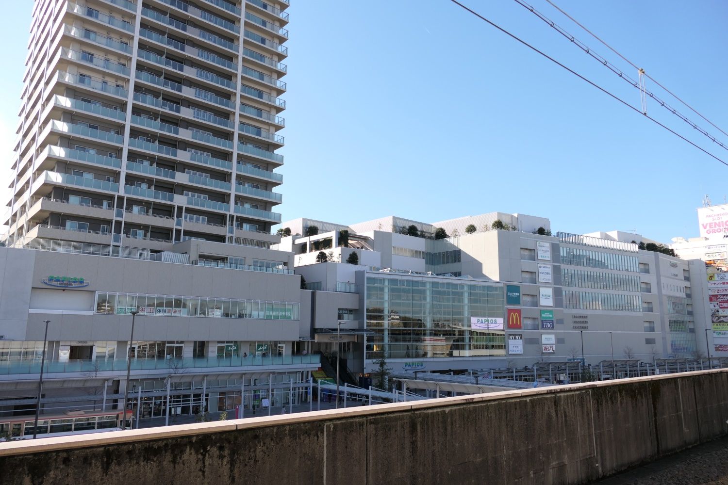 山陽明石駅のホームから見た「パピオスあかし」