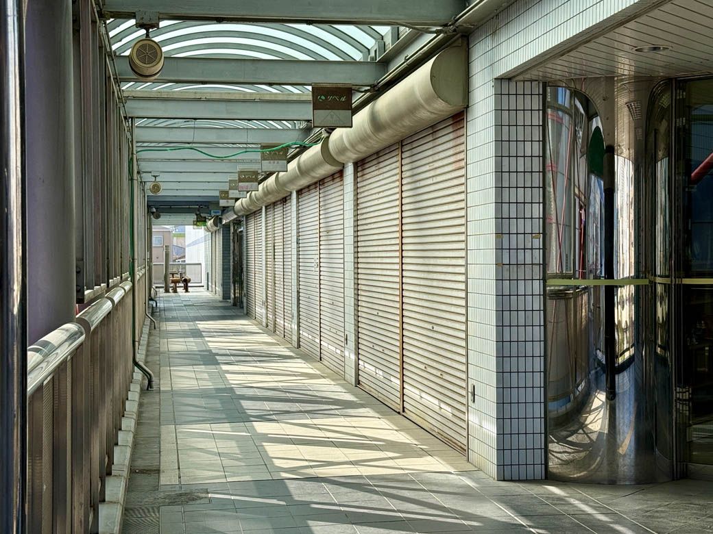 2階は外側もほとんどシャッターを降ろしている（筆者撮影）