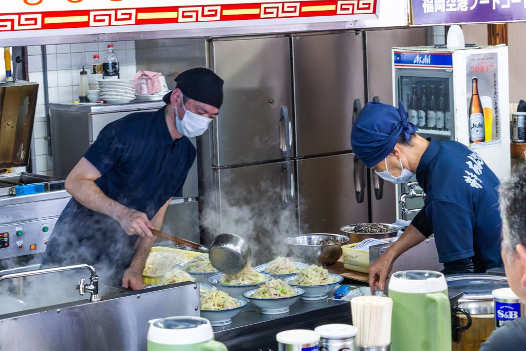 最後に豚骨スープが注ぎ込まれ、どんぶりが完成する（筆者撮影）
