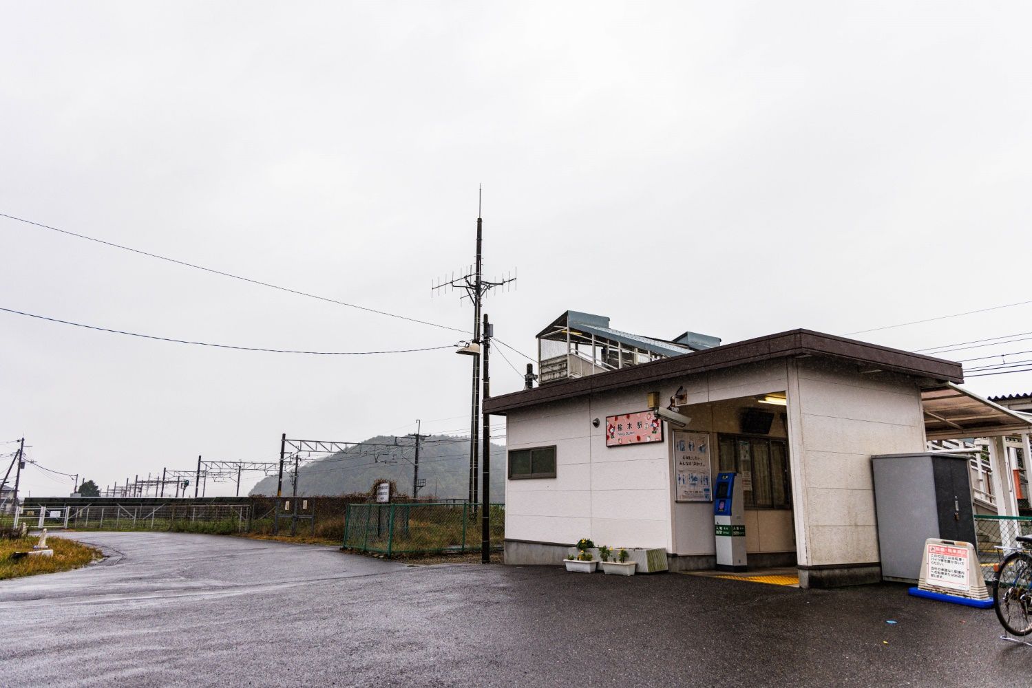 広々とした駅前にたたずむ楡木（にれぎ）の小さな駅舎。線路沿いのスペースはかつての貨物スペースか（撮影：鼠入昌史）