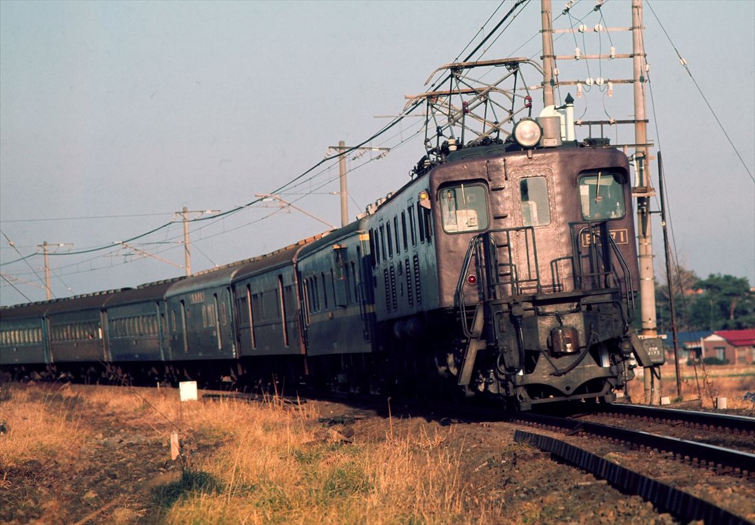 東北本線の栗橋付近を走る、EF57形1号機が牽引する客車列車（撮影：南正時）