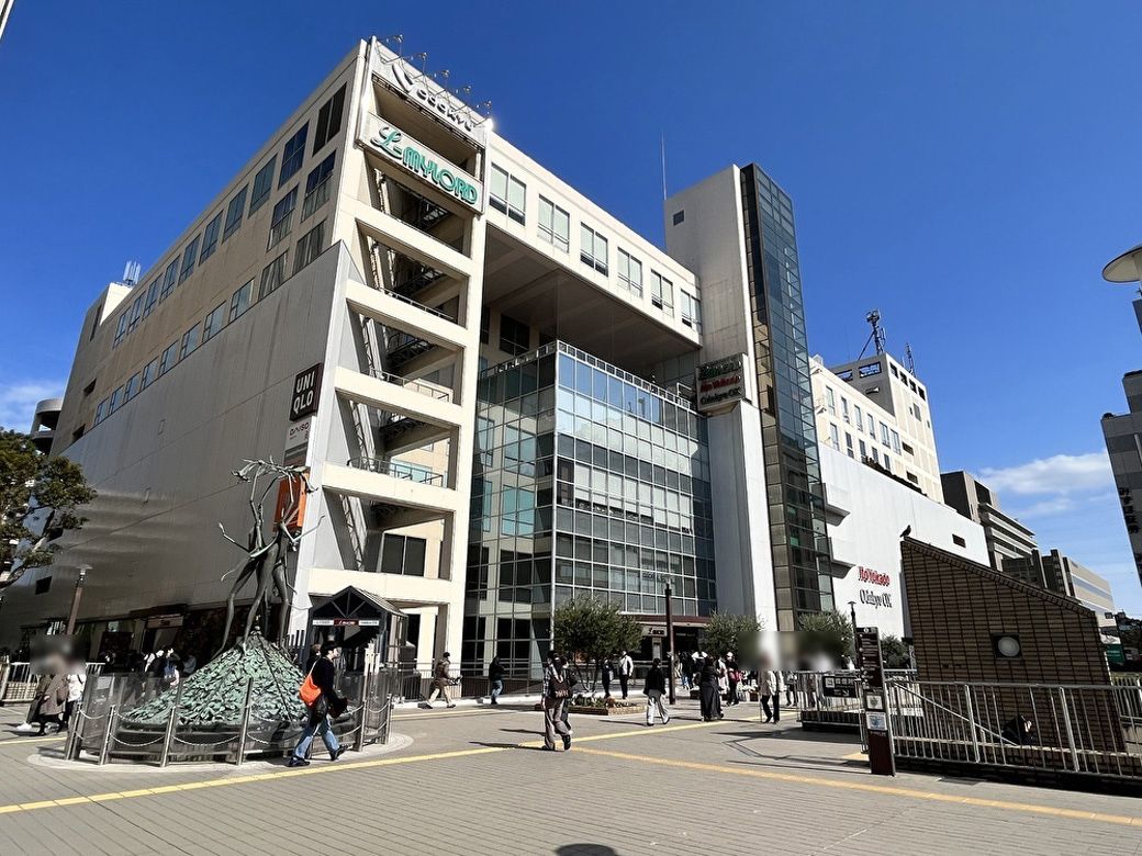 新百合ケ丘駅南口コンコース沿いに建つ「新百合ヶ丘エルミロード」（筆者撮影）