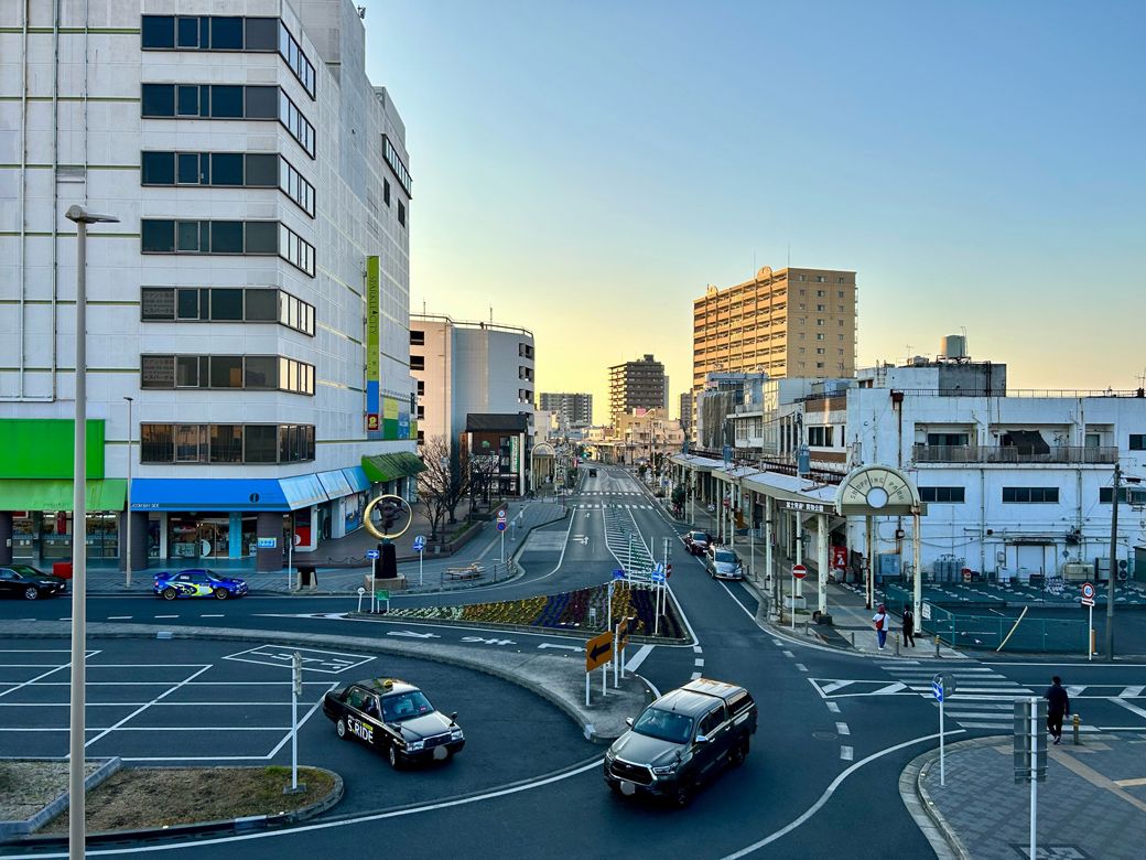 2023年1月時点の富士見通り。左に「スパークルシティ木更津」があり、その奥や対面の歩道にアーケードが架かっていた（筆者撮影）