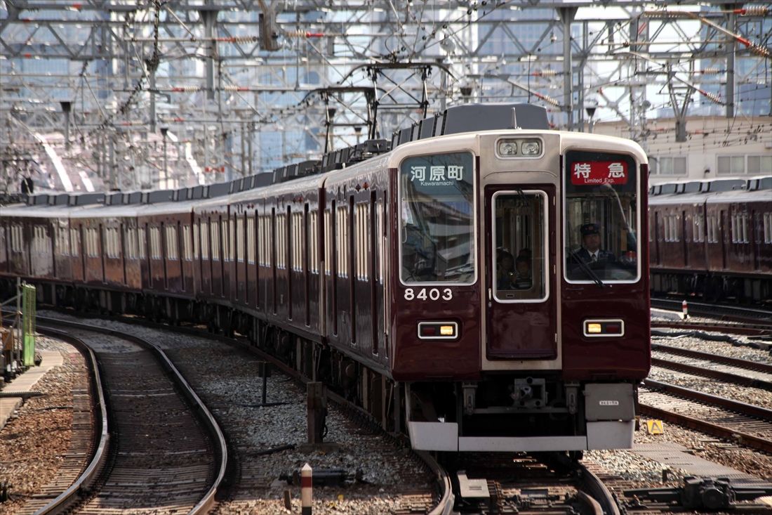 8000系（8300系）は登場時期によって前面デザインが異なる（撮影：南正時）