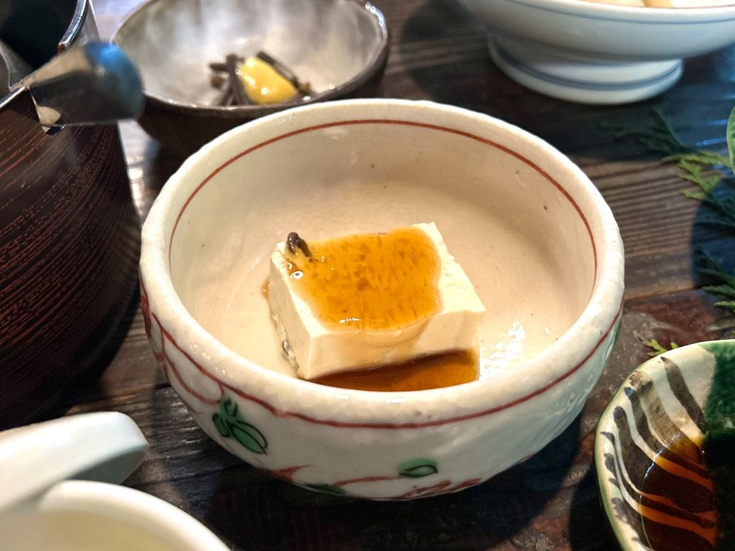 毎朝手作りされるワラビ豆腐。大豆の甘みとあっさり生姜醤油たれがホッとする味わい（筆者撮影）