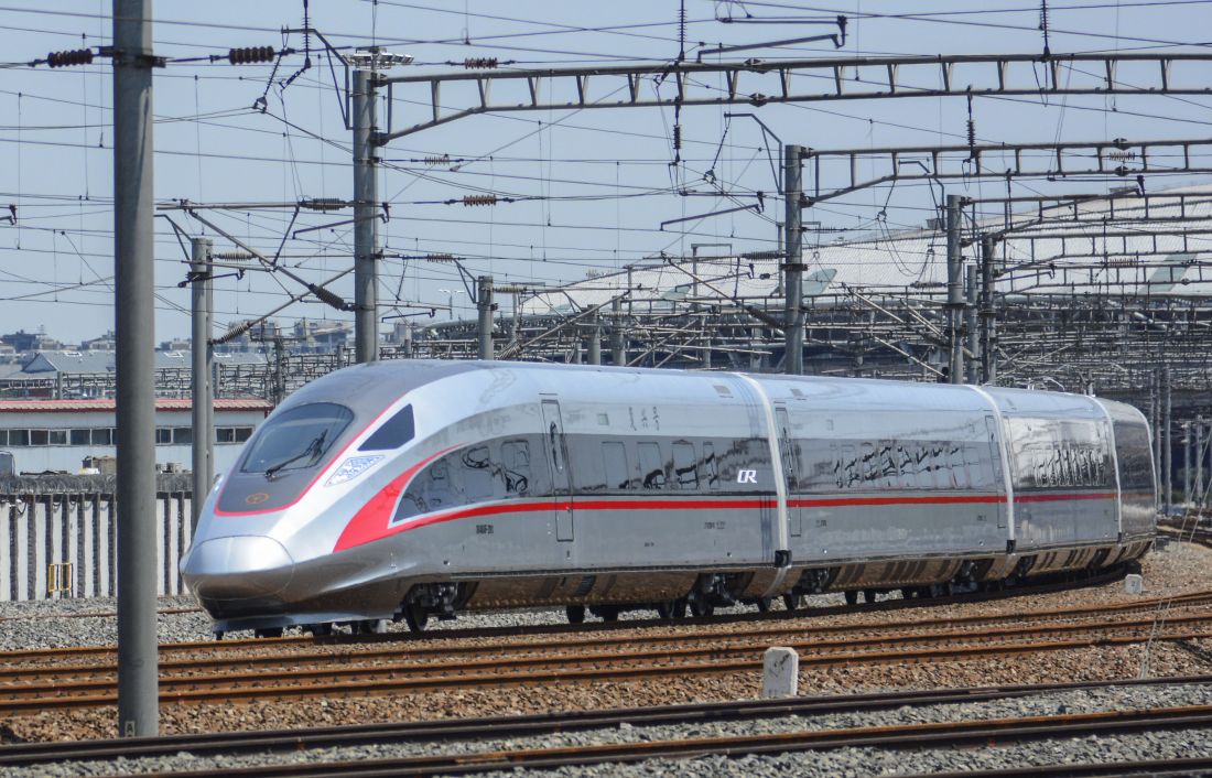 営業最高時速350kmで走るCR400AF形（写真：Visual China Group／Getty Images）