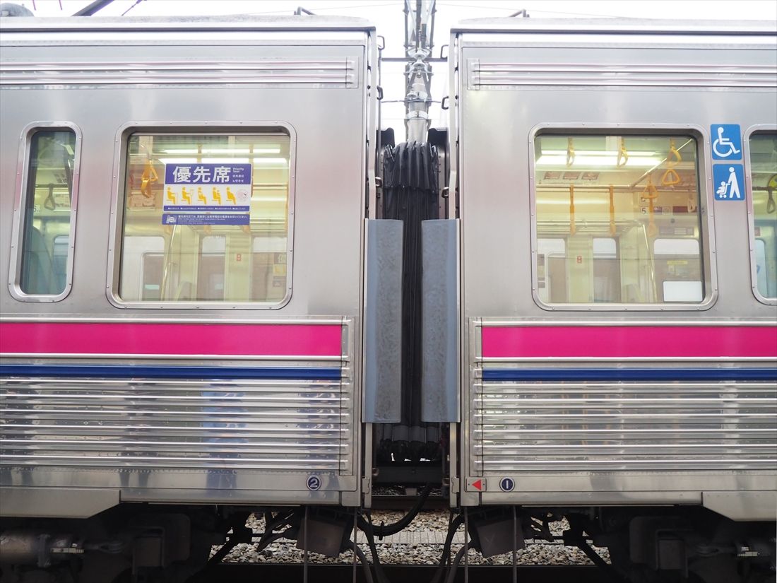 連結部分。転落防止用のホロは後年の取り付けだ（記者撮影）