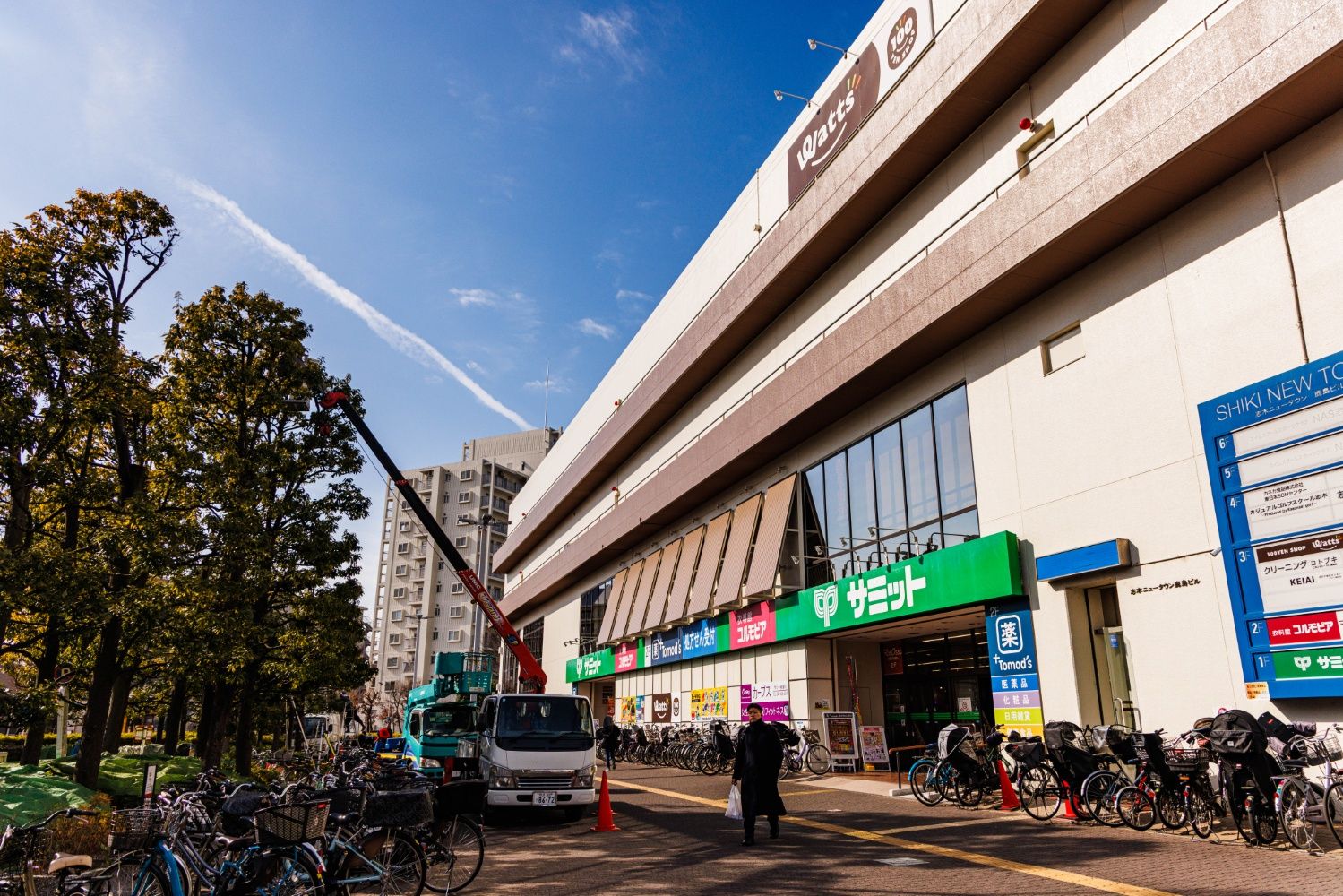 柳瀬川駅西口駅前にはサミットが入った巨大な商業施設（撮影：鼠入昌史）