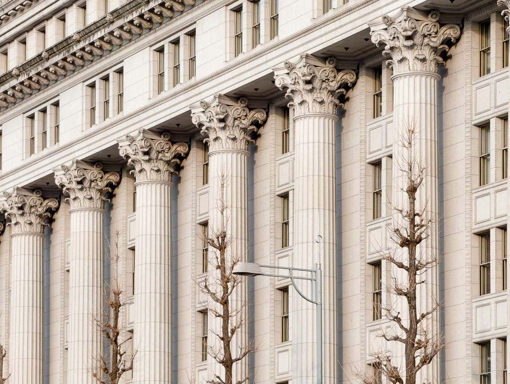 1934年竣工、明治生命館のギリシャ風（コリント式）列柱（筆者撮影）