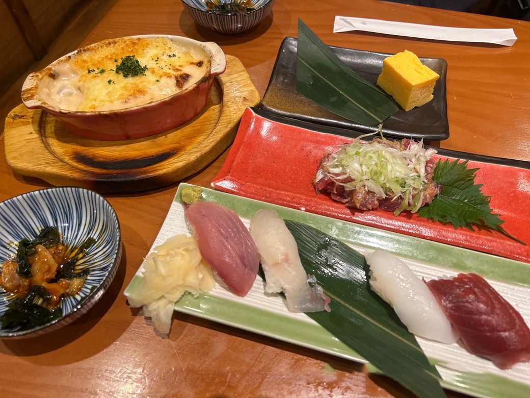 さくら水産で注文した料理たち。2人で料理6品、ソフトドリンクを1杯ずつ注文し、会計は5304円（写真：筆者撮影）