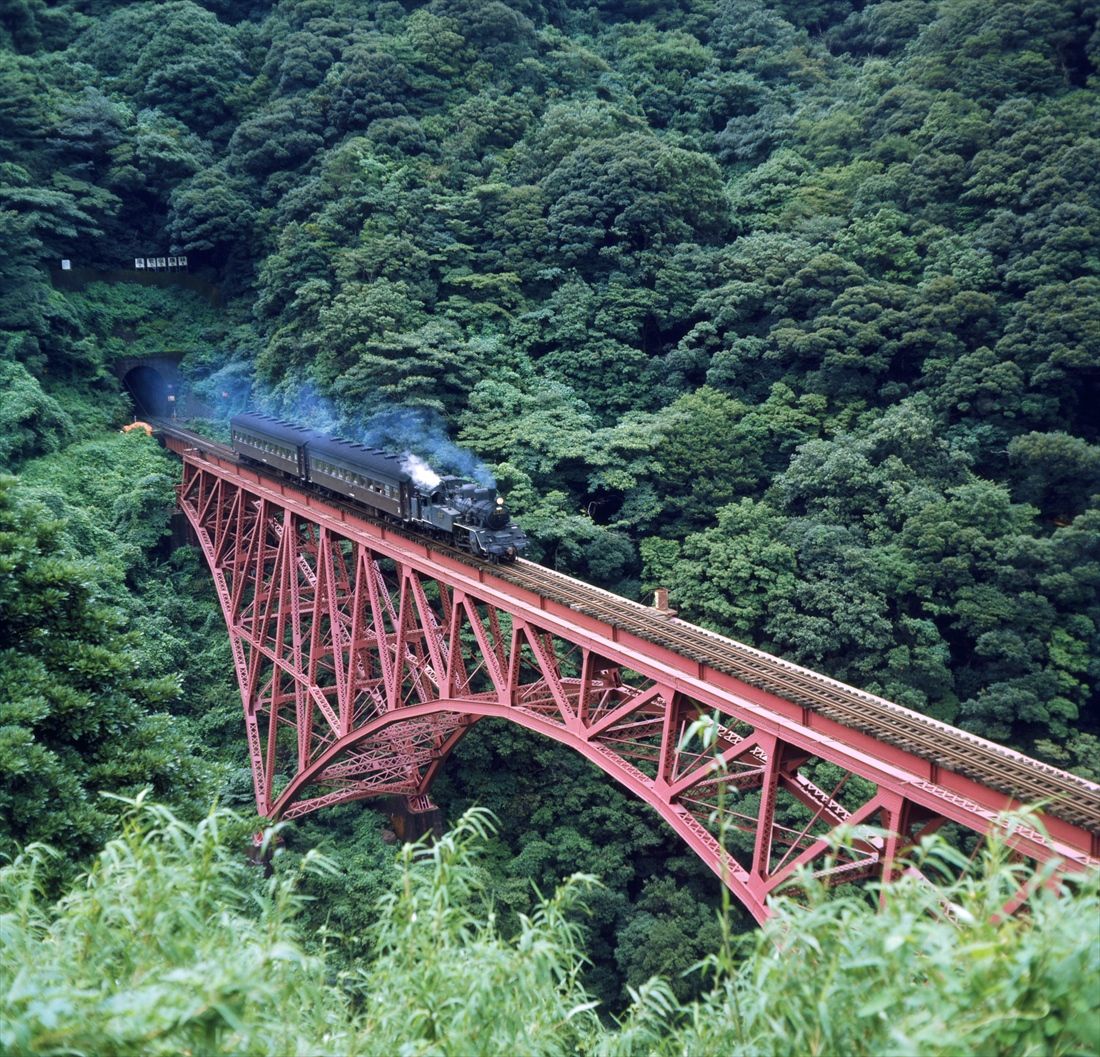 第一白川橋梁を渡るC12形牽引の列車（撮影：南正時）