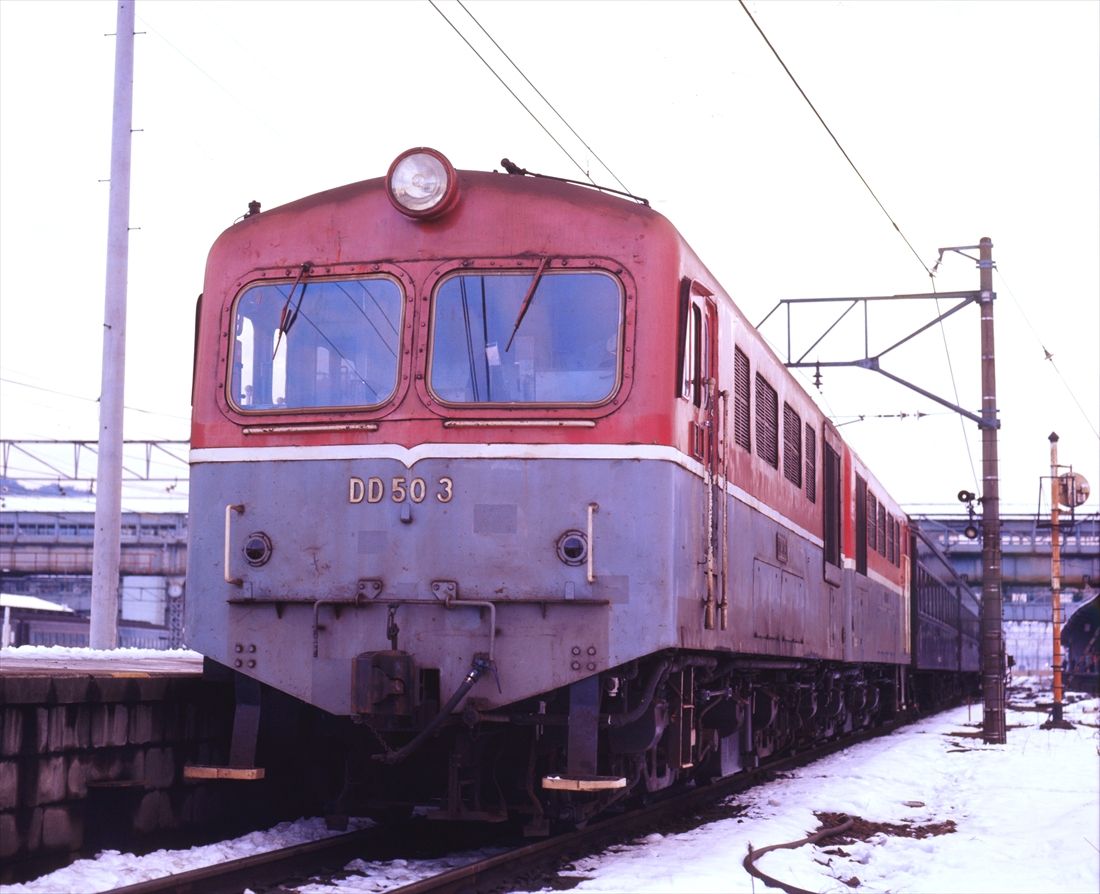 国鉄最初の幹線用ディーゼル機関車DD50形。米原駅にて＝1975年（撮影：南正時）