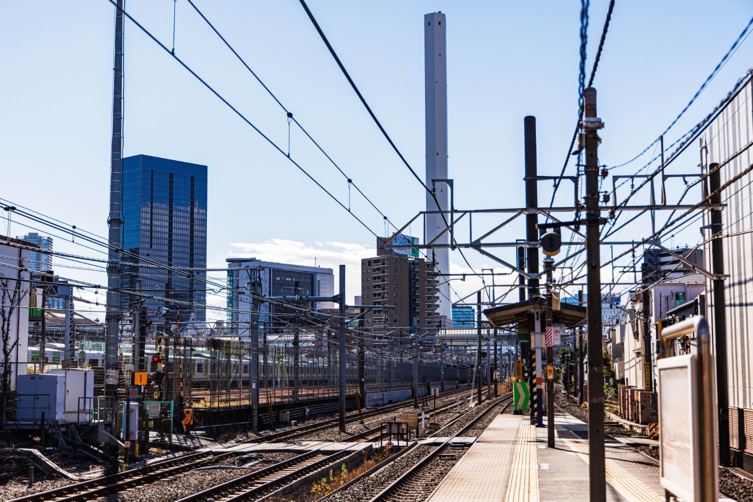 北池袋駅ホームから見た池袋方面。ひときわ目を引く建造物は豊島清掃工場の煙突だ（撮影：鼠入昌史）
