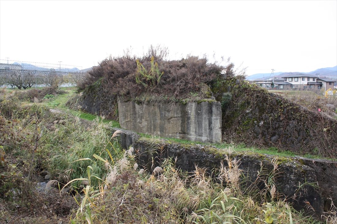 成沢～半郷：続いて現れた松尾川にも大柄な橋台があり、橋台の背後には築堤も見える。この橋台は蔵王高速電鉄の遺構としては比較的有名だったが、川の両岸の道路整備で2024年までに撤去された（筆者撮影）