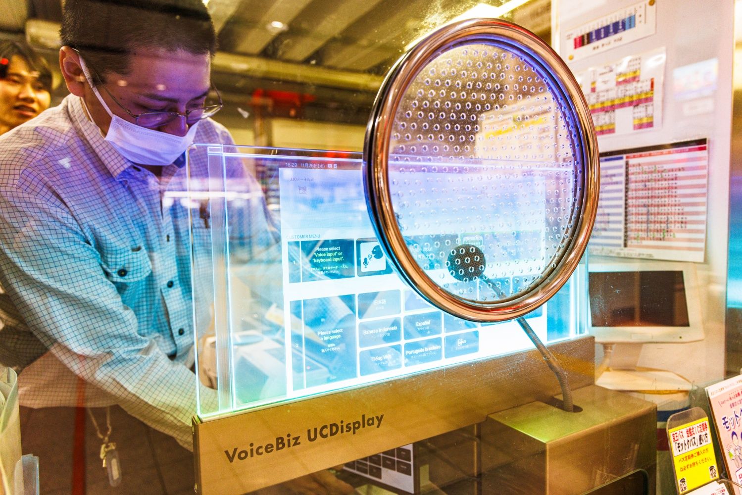 窓口には外国人客のための翻訳ツールも用意されている（撮影：鼠入昌史）