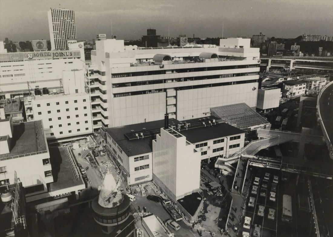1980年ごろの横浜駅東口。左奥に西口の相鉄ジョイナスのビルが見える（編集部撮影）