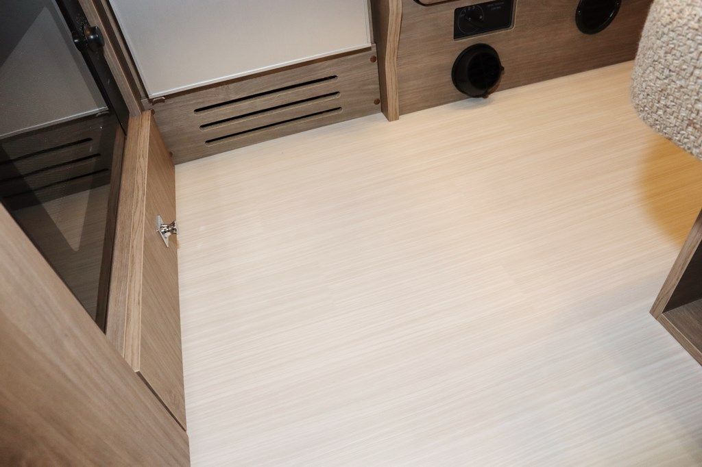 新型キャンピングカー「レクビィ プラスリビン」の3Dシミュレーションや選べるフロアの柄など（写真：筆者撮影）