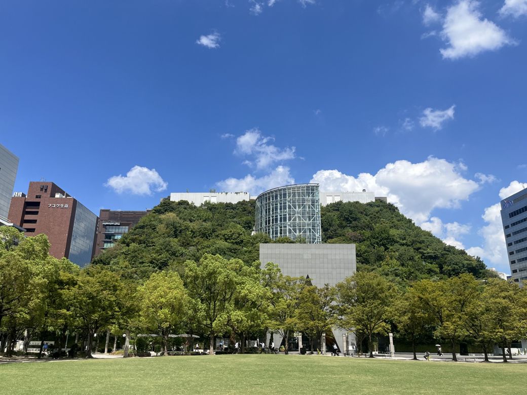 公園と接する南側に配された植物がぐんぐん育ち、都心のオアシスとなっている（筆者撮影）