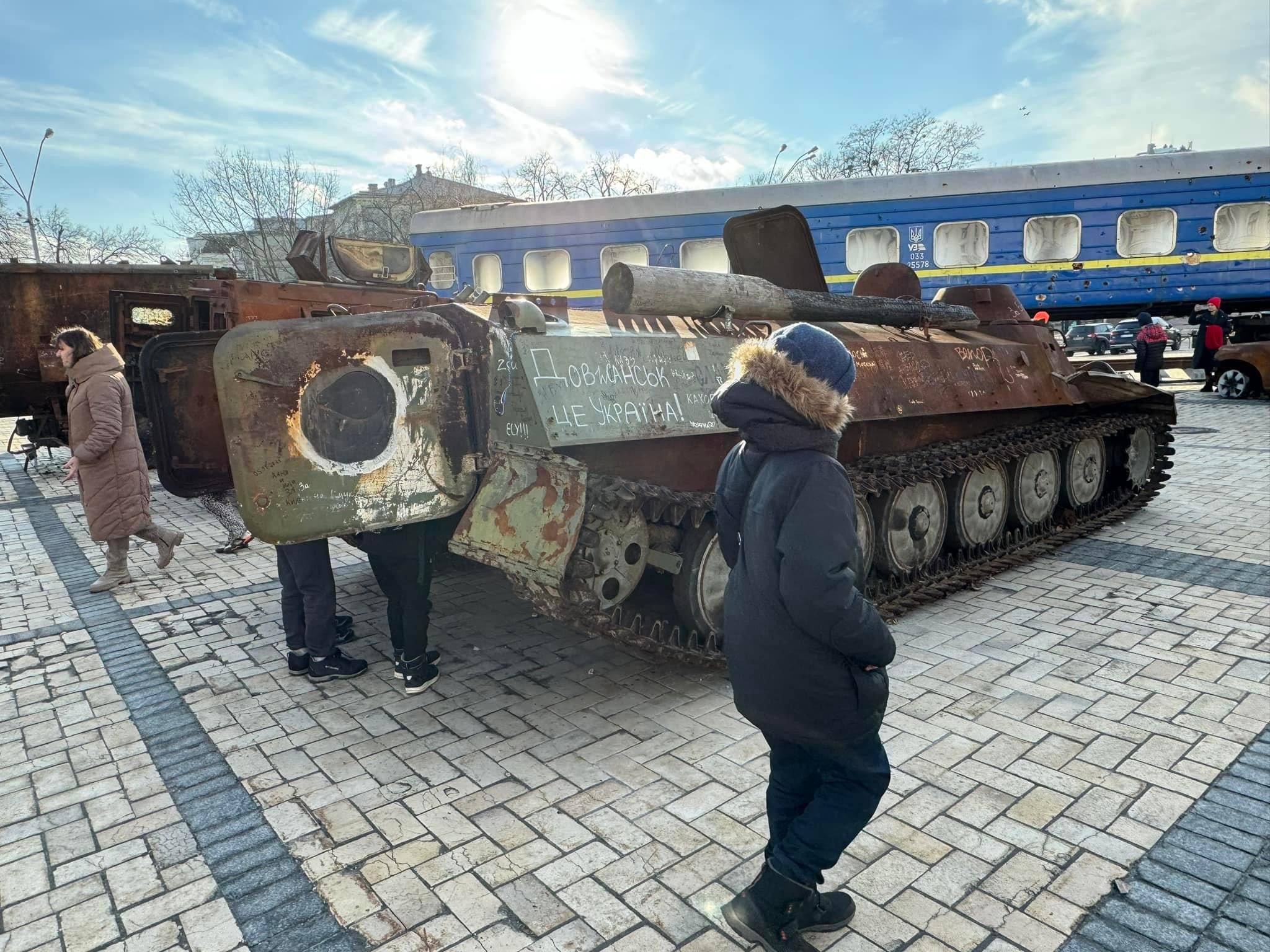 キーウ市内の広場。破壊されたロシア軍の戦車と攻撃を受けたウクライナ鉄道の客車が展示されている（写真：原忠之）