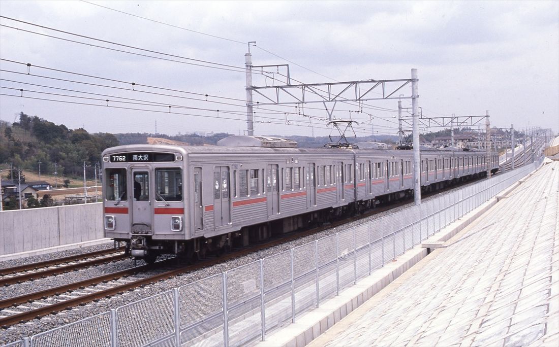 相模原線・京王堀之内―南大沢間で習熟運転を行う7762号車が先頭の6両編成。左が南大沢駅方面＝1988年（写真：京王電鉄）