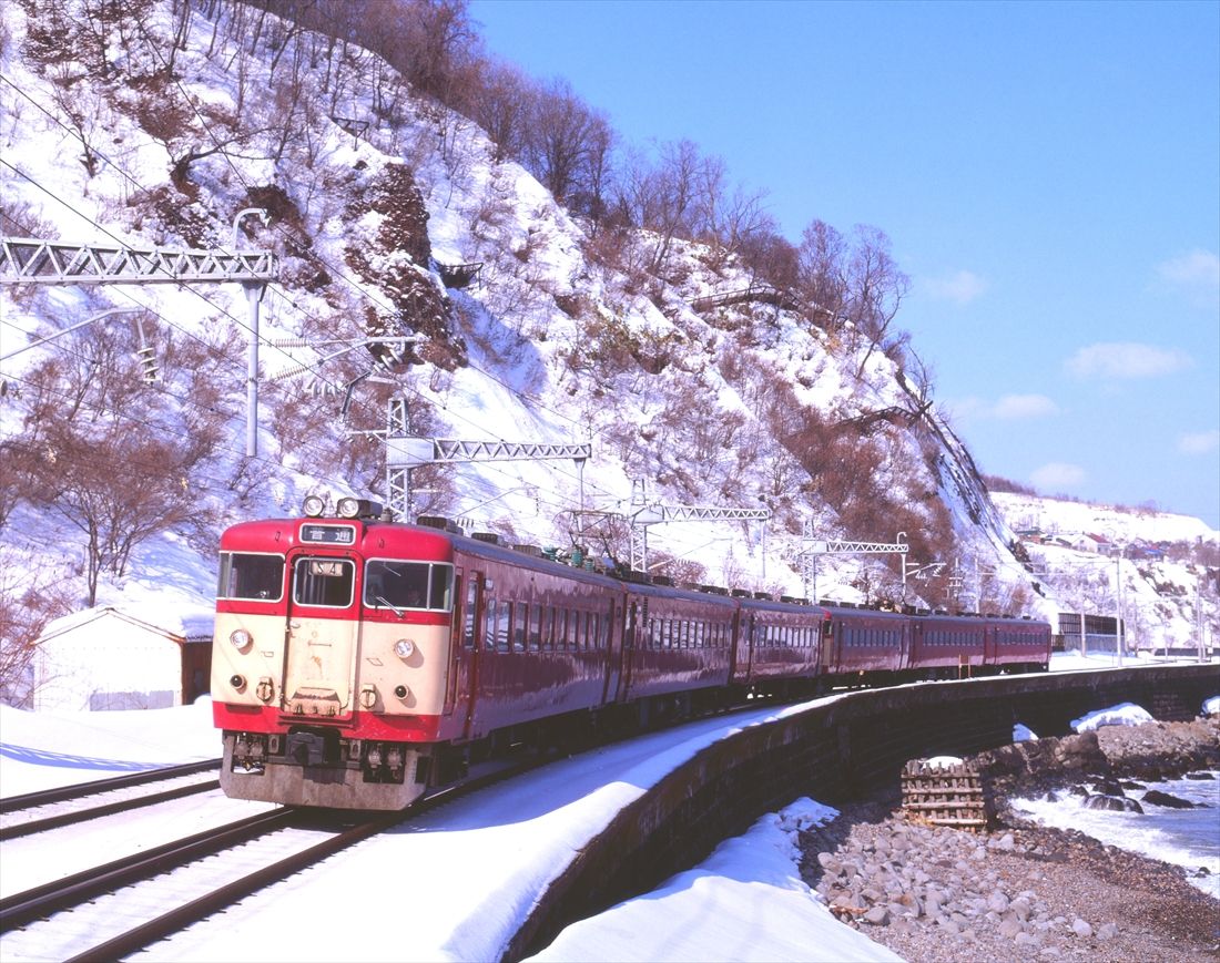 張碓海岸付近を行く711系。撮影当時、急行「かむい」の小樽―札幌間は普通列車扱いで運行していた（撮影：南正時）