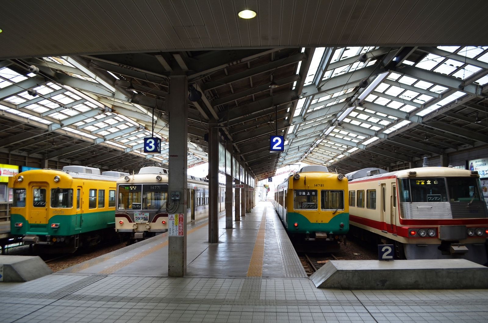 レトロな雰囲気のホームがありました（写真提供：富山県ロケーションオフィス）