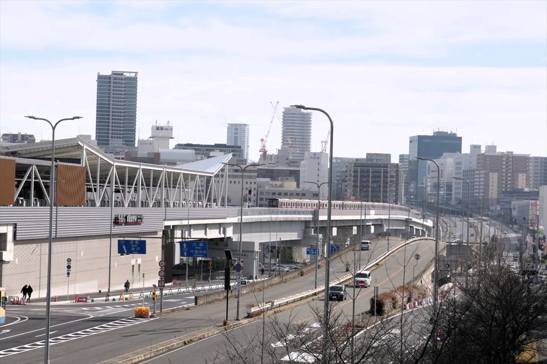 大阪の地下鉄網は2年連続で拡大。2024年に開業した北大阪急行電鉄の箕面萱野駅に進入する電車（編集部撮影）