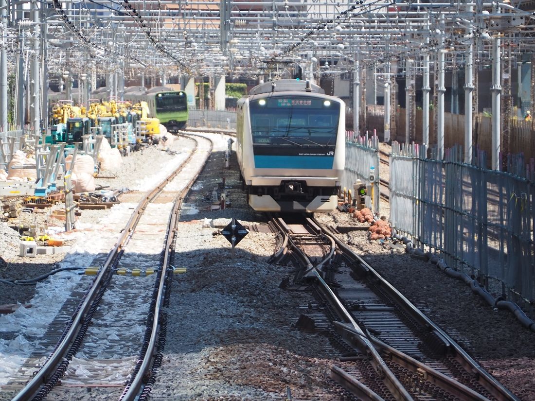 田町駅付近を走る京浜東北線南行と山手線外回り。線路切り換え工事後、京浜東北線南行はこの写真の山手線外回りよりやや左を走る（記者撮影）