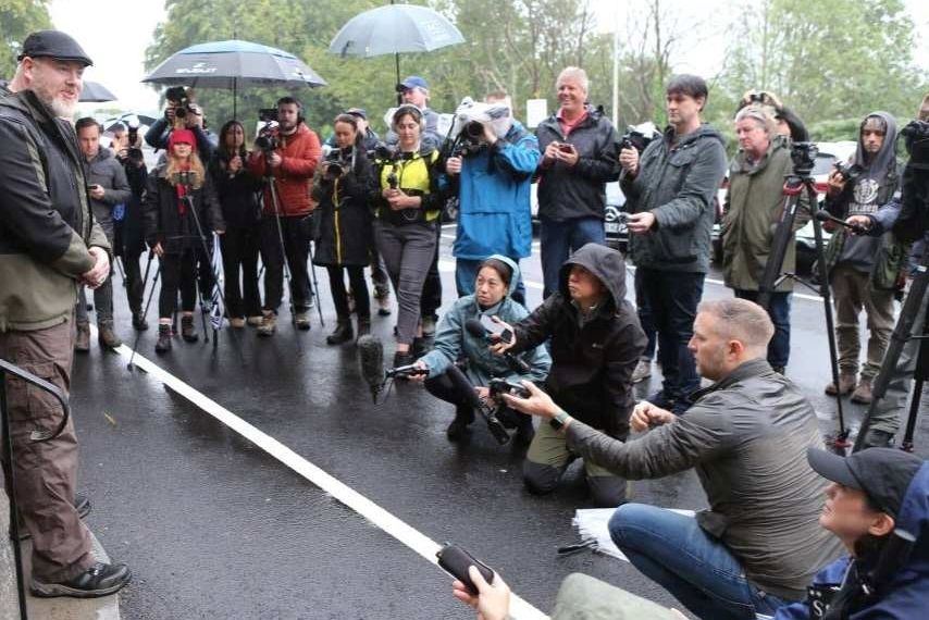 雨の中、集まった報道陣の質問に答えるマッケナ氏（左） （写真：Alan McKenna提供）