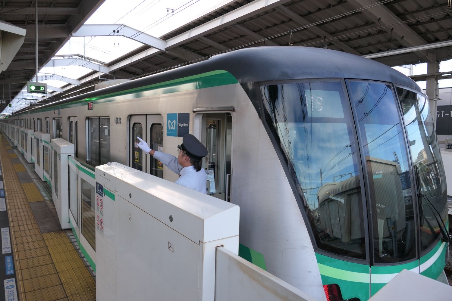 小田急の乗務員に交代して多摩線の唐木田へ向かう千代田線の車両（記者撮影）