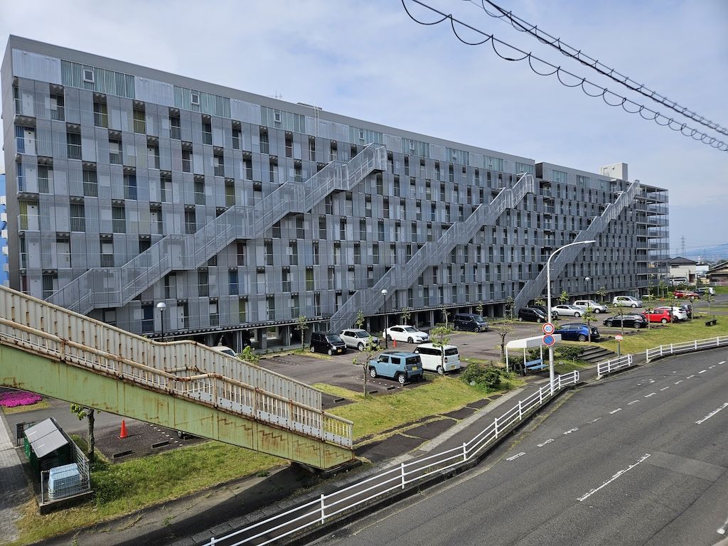 歩道橋から見た高橋棟（写真：筆者撮影）