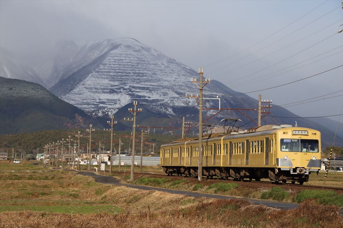 西武時代の黄色1色塗装に復元された三岐鉄道の801系（撮影：南正時）