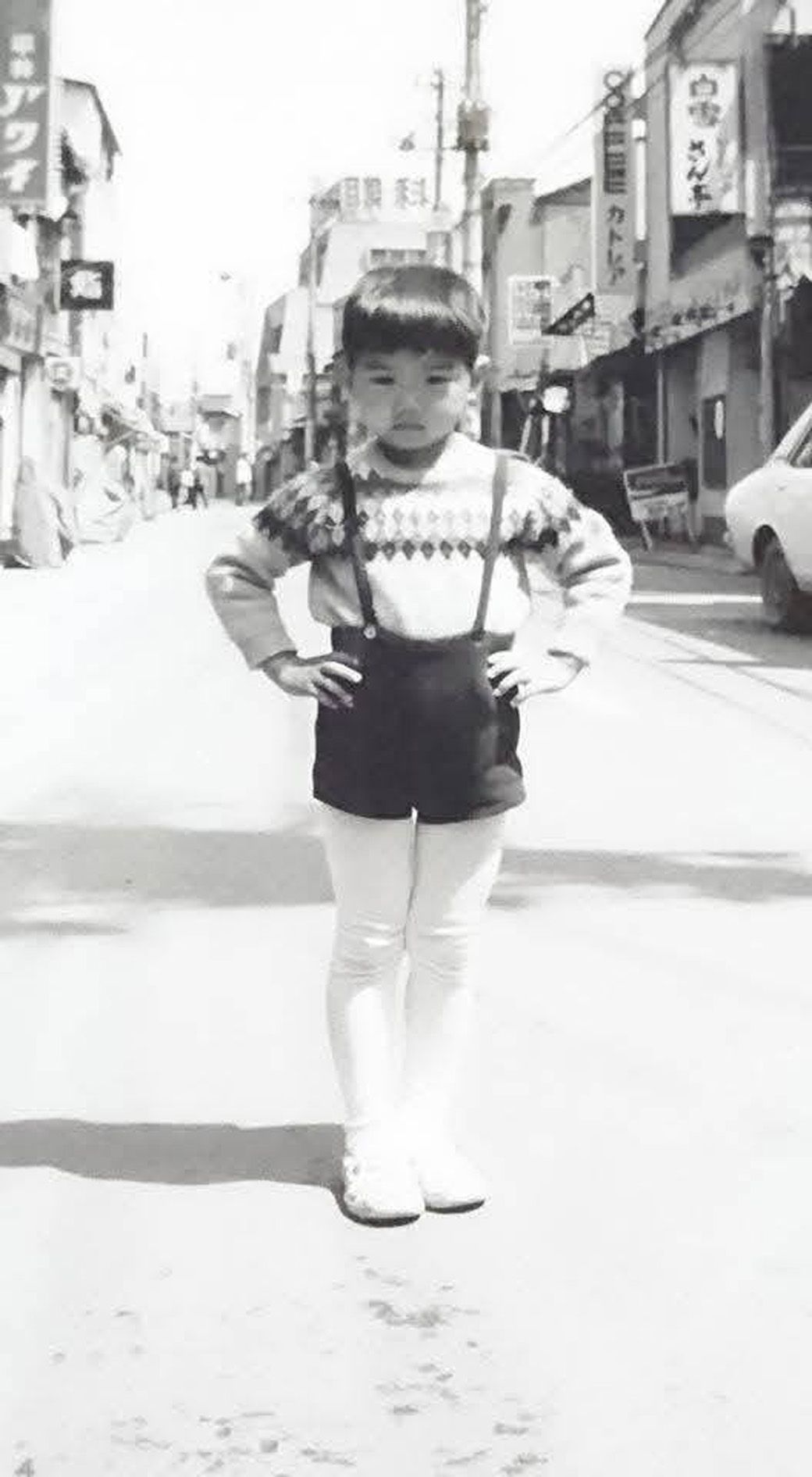 昭和40年代「とんかつ さん亭」の前に立つ店主の滝田さん。街並みは当時のままだ（本人提供）