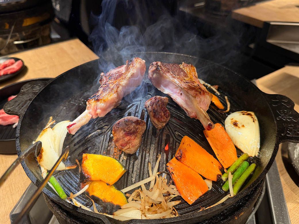 北海道の新鮮なラム肉を、東京で楽しめるのは至福（写真：筆者撮影）