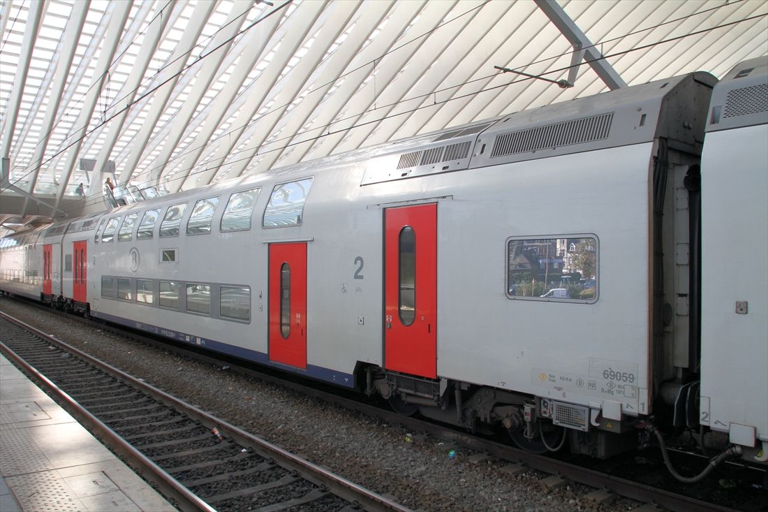 ホーム高さに合わせて2種類のドアを持つM6型客車（撮影：橋爪智之）