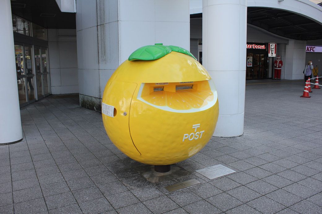 宮崎駅前には日向夏をモチーフにしたポストもある（写真：筆者撮影）