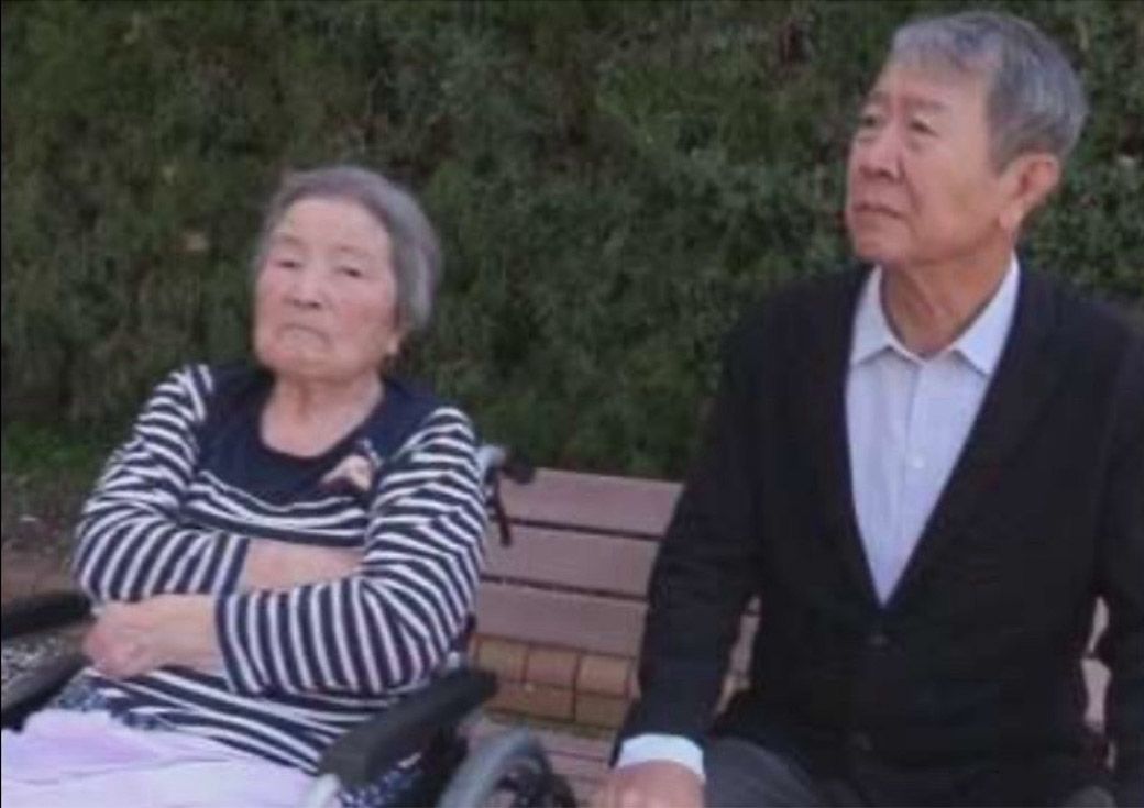 江蔵さんと育ての母 （写真：江蔵智さん提供）