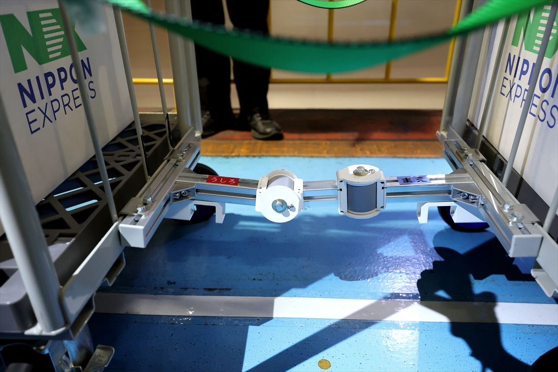 荷物を積んだ台車をつなぐ＝2026年3月23日（撮影：尾形文繁）