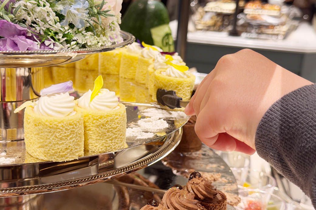 一口サイズのロールケーキの上には、色とりどりのエディブルフラワーがトッピングされている（写真：筆者撮影）