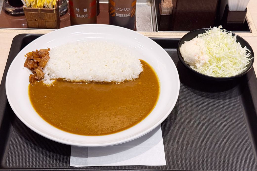 マイカリー食堂のオリジナルモーニングカレー540円。サラダが付いているにもかかわらず、通常販売している単品販売より10円安い（写真：筆者撮影）