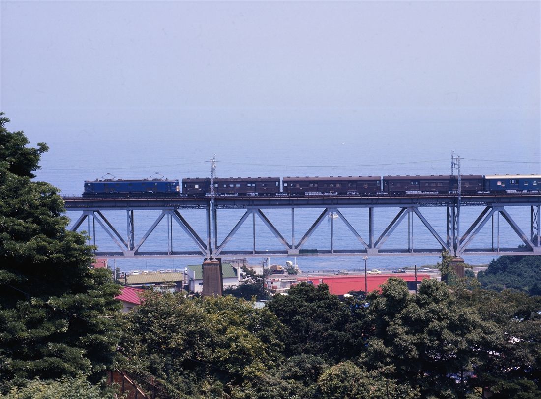 根府川の橋梁を渡る荷物列車＝1974年（撮影：南正時）