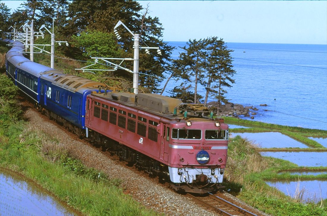 羽越線を走るEF81形牽引の寝台特急「日本海」（撮影：南正時）