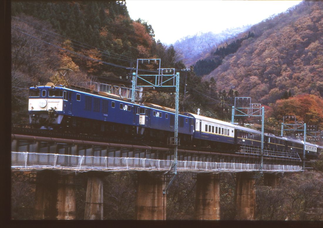 来日した「オリエント急行」を牽引して上越線を走るEF64形1000番台の重連（撮影：南正時）