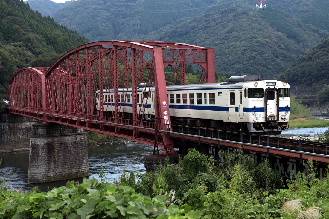肥薩線の第二球磨川橋梁を渡る列車（撮影：南正時）