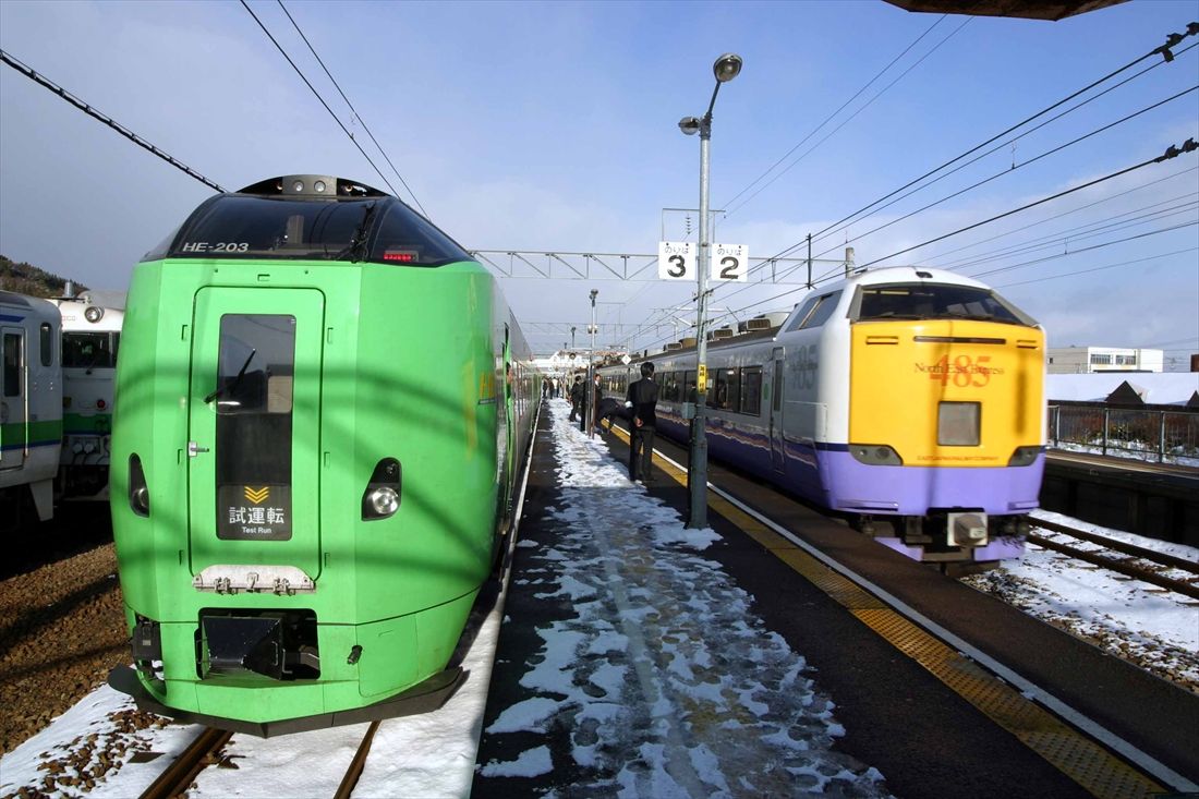 「はつかり」の485系と並んだ「スーパー白鳥」の試運転列車（撮影：南正時）