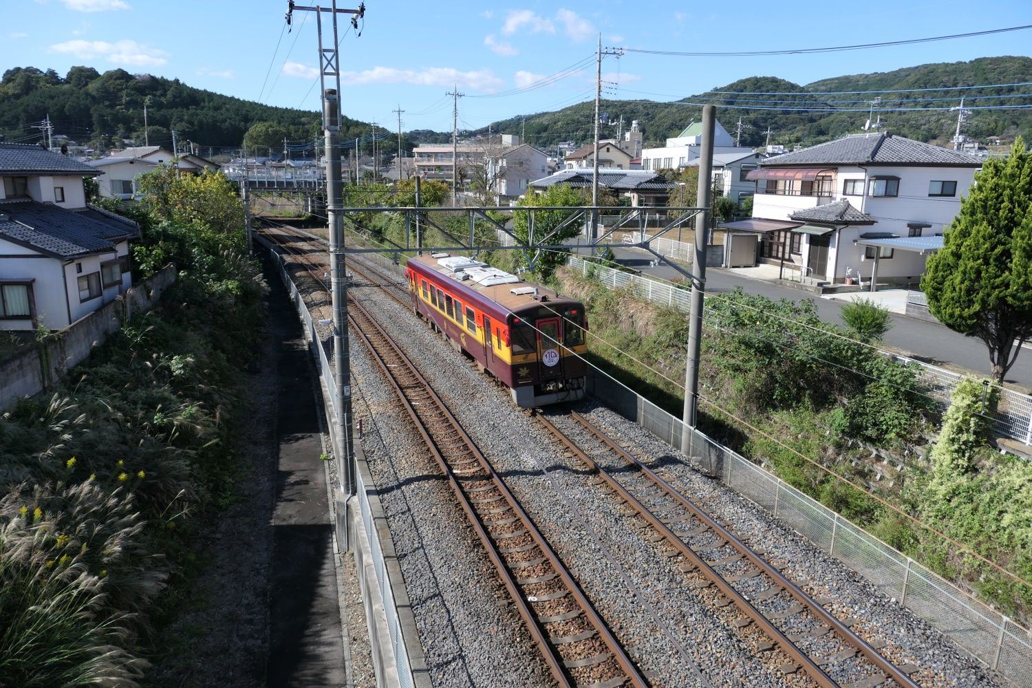 下新田方面へ走り去るわたらせ渓谷線の気動車（編集部撮影）