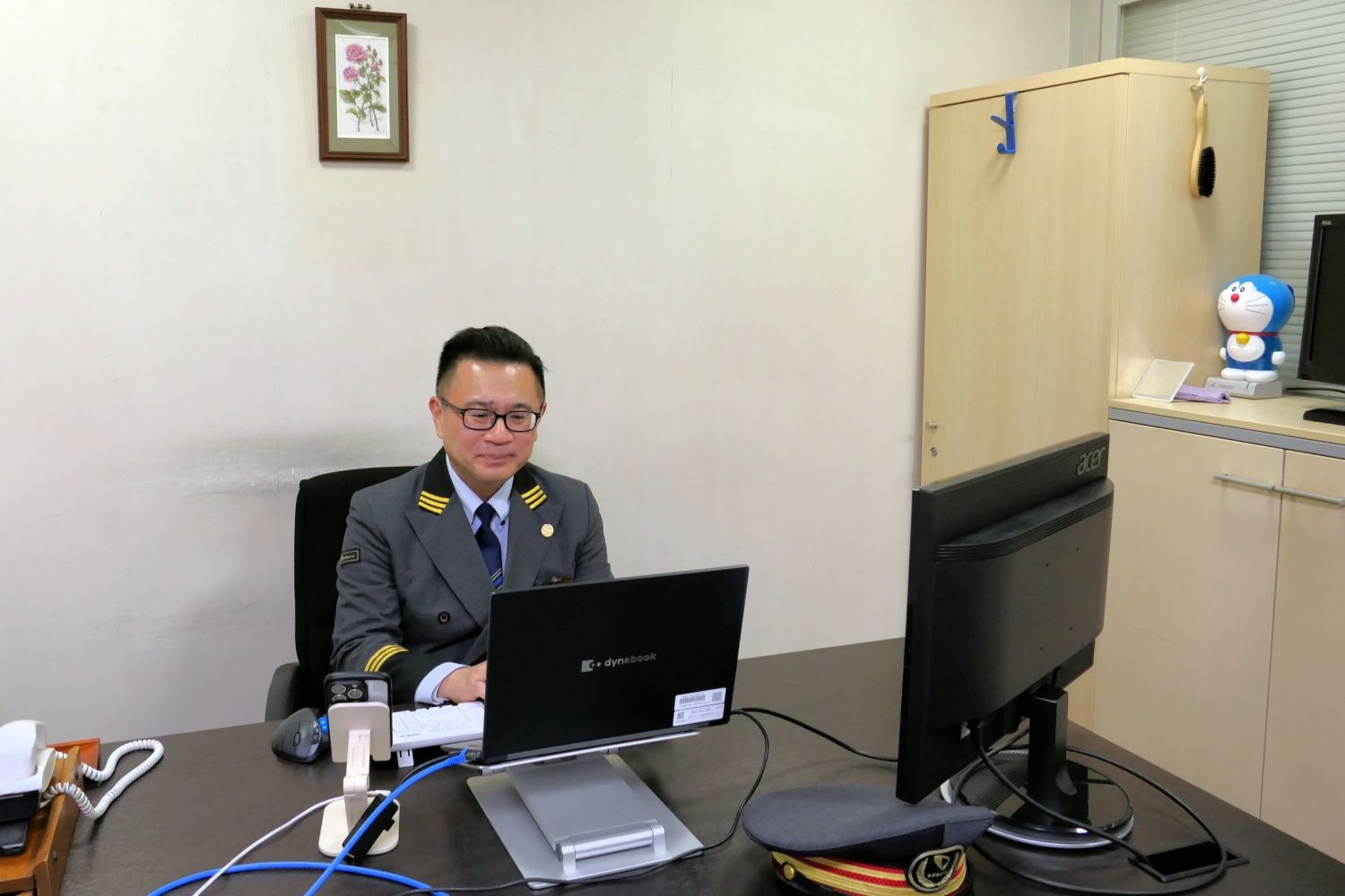 登戸駅のバックヤードにある重田駅長の自席。背後から見守るのは……（記者撮影）