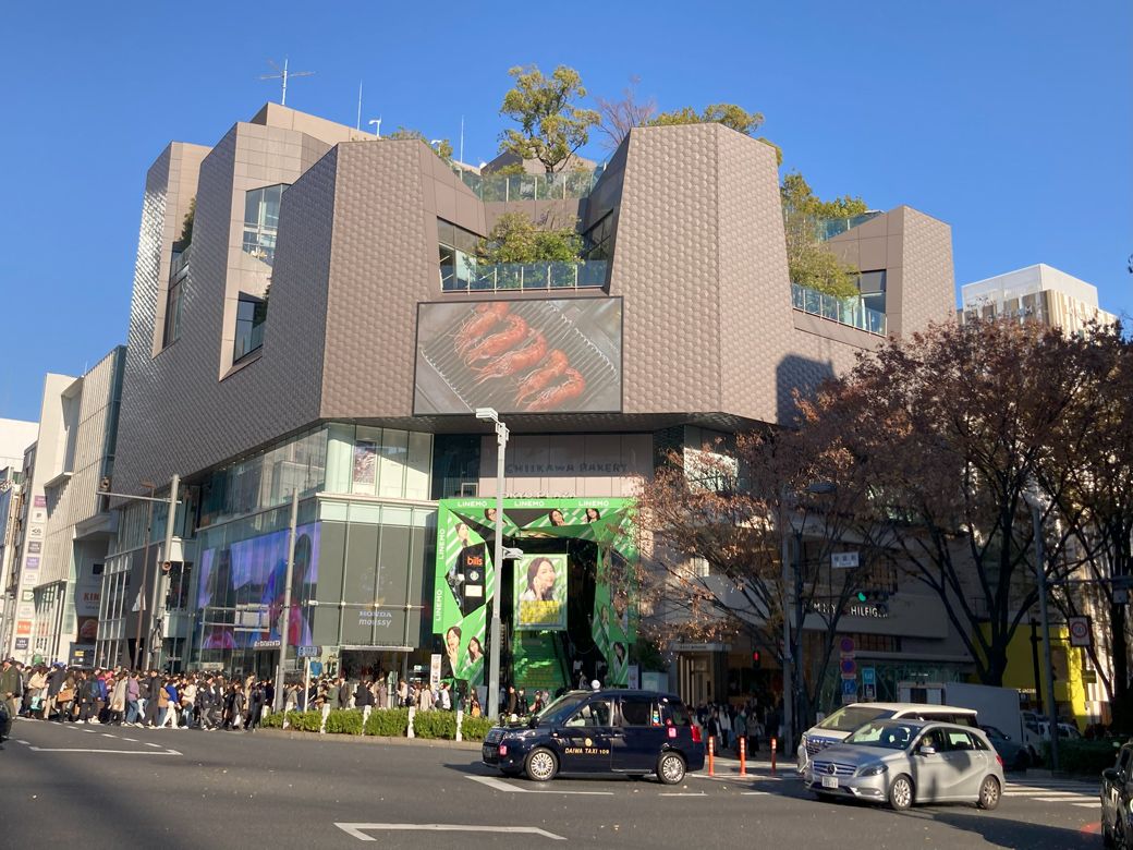 かつて原宿セントラルアパートがあった土地には今、オモカドがある（筆者撮影）