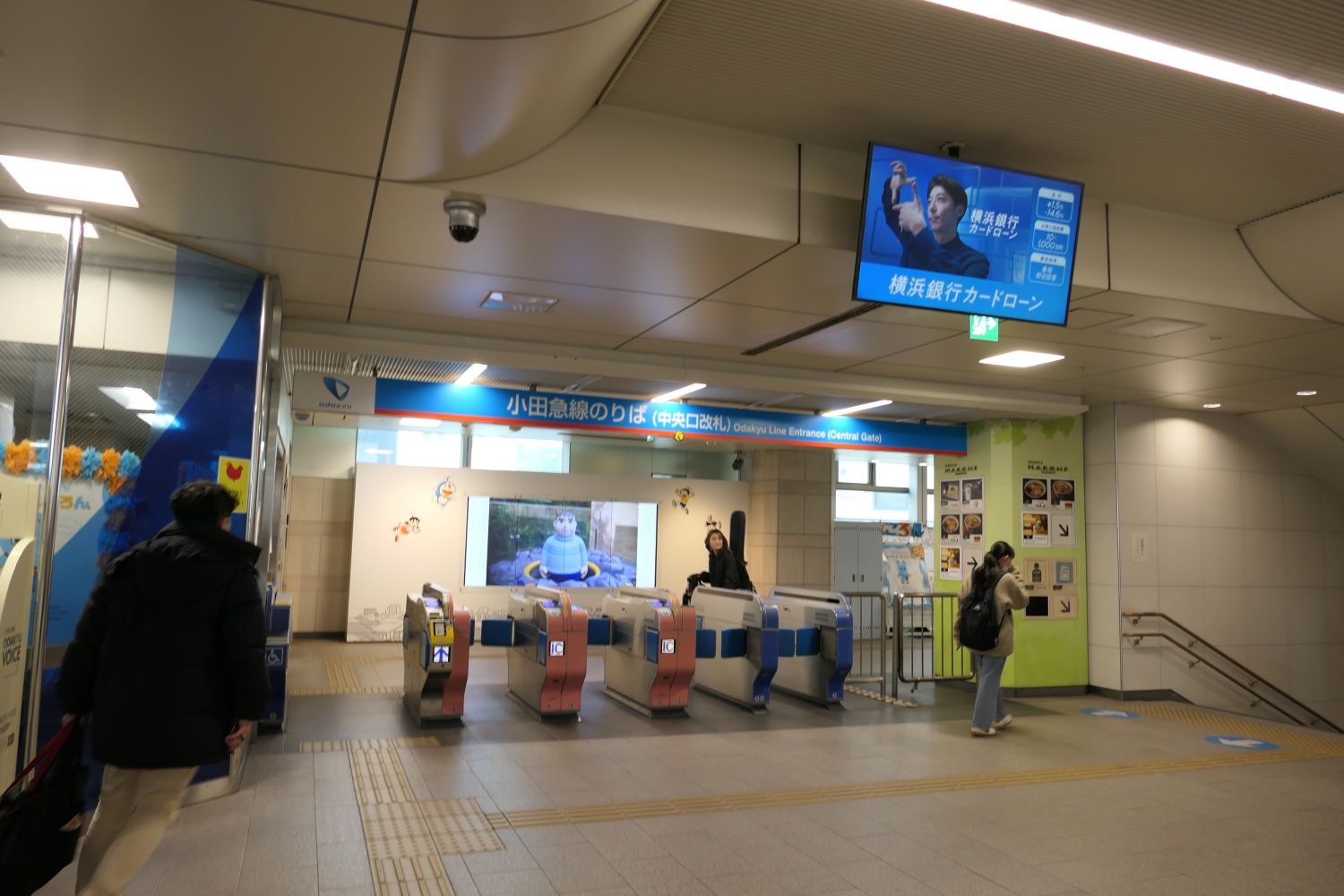 中央口改札は2カ所に分かれている。改札内の通路には国民的人気キャラクターのイラストが（記者撮影）