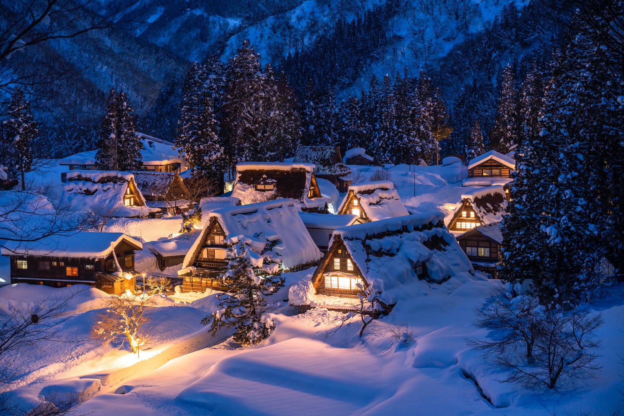 雪が降り積もった相倉合掌造り集落「五箇山」（写真：まちゃー／PIXTA）